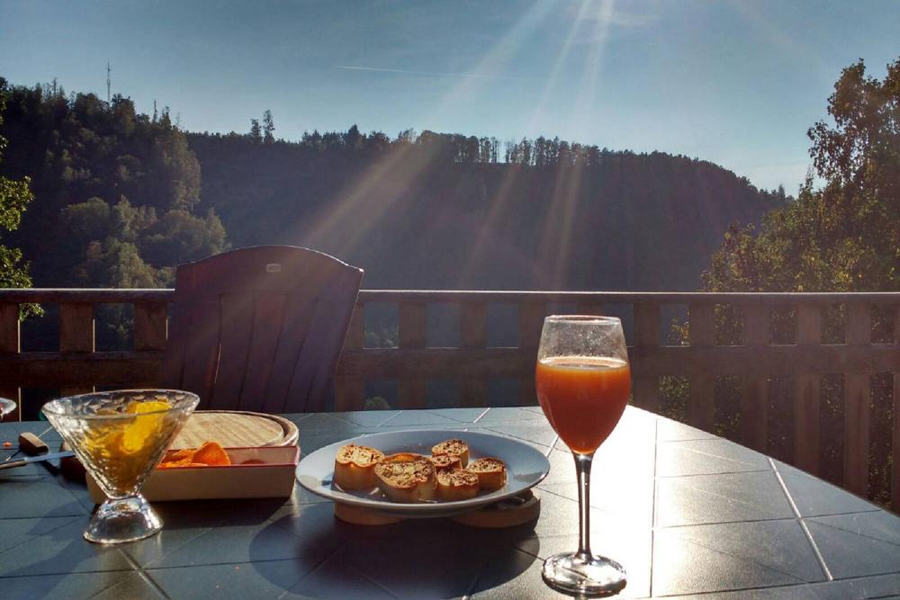 Genieten van de avondzond en apero